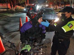 La Policía Vial indicó que en la primera semana del operativo navideño se aplicaron 27 mil 543 pruebas de alcoholimetría a los conductores. EL INFORMADOR/A. Camacho