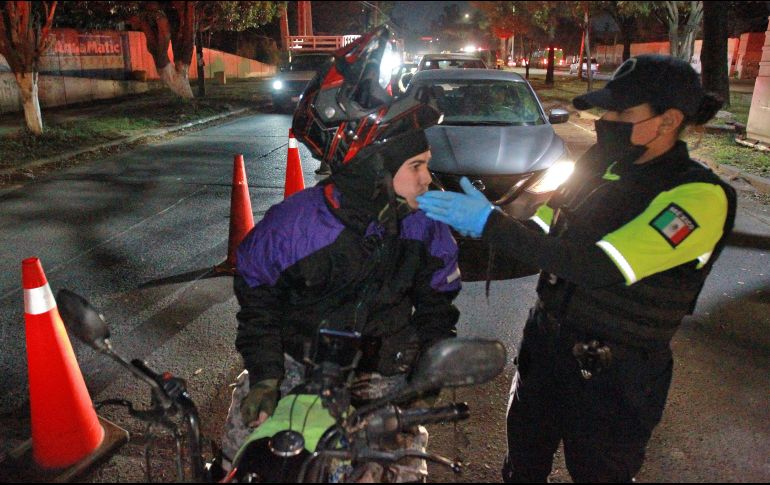 La Policía Vial indicó que en la primera semana del operativo navideño se aplicaron 27 mil 543 pruebas de alcoholimetría a los conductores. EL INFORMADOR/A. Camacho