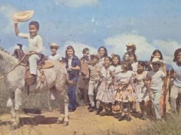 Ricardo Cuenci, de 8 años, cabalga un burrito acompañado de la agrupación infantil venezolana La Rondallita en la portada del disco original CORO INFANTIL VENEZUELA