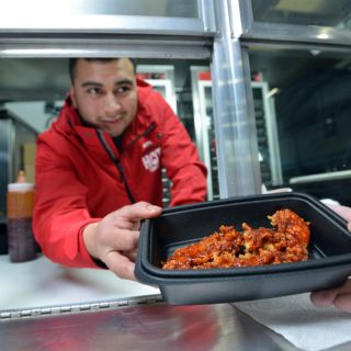 Viral: Se cambia de mesa porque su familia llevó tortillas a un restaurante