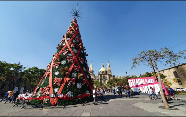 Desde el lunes a partir de las cinco de la tarde, el colectivo se reúne en la Plaza Liberación para pegar las fotos. EL INFORMADOR / Y. Mora