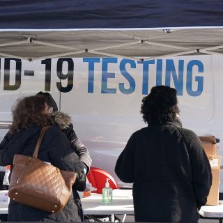 COVID: La variante ómicron causa cifras alarmantes para el sistema de salud en Canadá