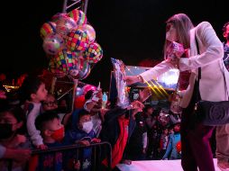 Se hizo la entrega de juguetes a las personas que habían hecho fila desde su llegada. Para esta actividad las autoridades destinaron 15 mil juguetes. EL INFORMADOR/G. Gallo