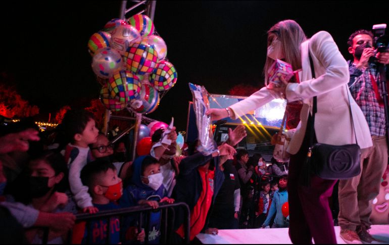 Se hizo la entrega de juguetes a las personas que habían hecho fila desde su llegada. Para esta actividad las autoridades destinaron 15 mil juguetes. EL INFORMADOR/G. Gallo