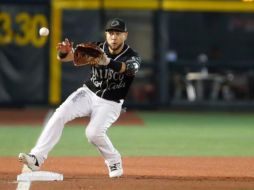 Alejandro Tovalín en su trabajo defensivo durante la séptima entrada del juego. TWITTER/charrosbeisbol