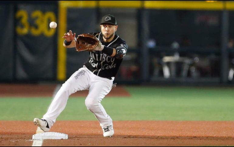 Alejandro Tovalín en su trabajo defensivo durante la séptima entrada del juego. TWITTER/charrosbeisbol
