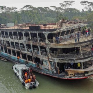 Bangladesh: Se incendia barco en el río Sugandha; hay al menos 36 muertos