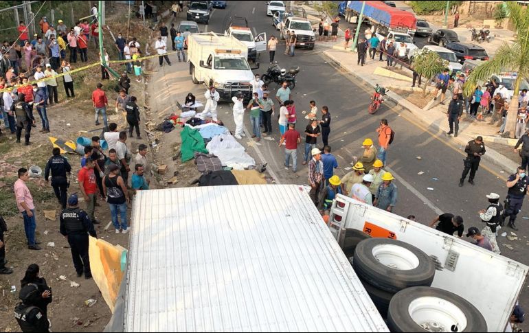 El pasado 9 de diciembre, un tráiler donde se transportaban los migrantes escondidos, que iba a exceso de velocidad, volcó en una curva, lo cual provocó que la caja se desprendiera. EFE / ARCHIVO