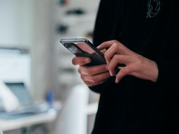 WhatsApp tiene su propia herramienta para difundir mensajes a grandes cantidades de contactos al mismo tiempo. ESPECIAL / Photo by Jonas Leupe on Unsplash