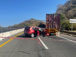 Debido al accidente en la autopista Colima-Acatlán de Juárez se cerró la circulación en la vialidad. TWITTER / @GN_Carreteras