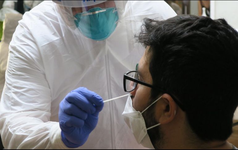 El crucero zarpó el pasado 19 de diciembre con unas 3.000 personas a bordo, en un viaje de siete días que llevaría a los pasajeros a otras islas del Caribe. EFE/J. Muñiz