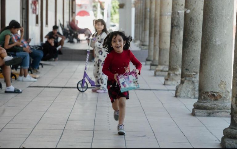 Mabel corría con alegría con los juguetes que recibió en esta Navidad. EL INFORMADOR/G. Gallo