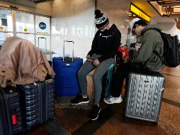 Las grandes aerolíneas estadounidenses han cancelado vuelos ante el aumento de contagios de ómicron entre sus tripulaciones, además del mal clima. AP/D. Zalubowski