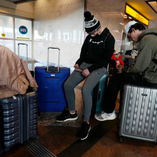 Ómicron: Cancelan cientos de vuelos en Estados Unidos por tercer día seguido