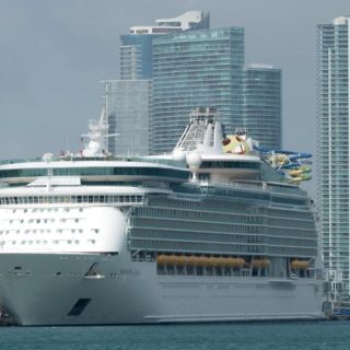 COVID-19: EU monitorea cruceros vacacionales golpeados por el virus