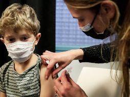 La FDA convocó para el 15 de febrero la reunión de su comité asesor para revisar los datos aportados por Pfizer para la vacuna de niños de seis meses a cinco años. AFP / ARCHIVO