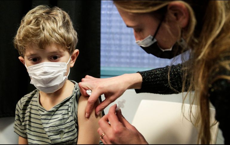 La FDA convocó para el 15 de febrero la reunión de su comité asesor para revisar los datos aportados por Pfizer para la vacuna de niños de seis meses a cinco años. AFP / ARCHIVO