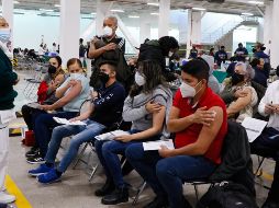Personal médico acudió a este centro de vacunación en Ciudad de México para la aplicación del refuerzo de la vacuna anti COVID-19. EFE/Gobierno de la Ciudad de México