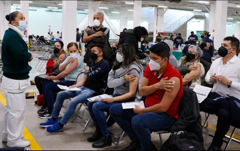 Personal médico acudió a este centro de vacunación en Ciudad de México para la aplicación del refuerzo de la vacuna anti COVID-19. EFE/Gobierno de la Ciudad de México