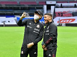 HERMANOS. Guillermo Ochoa y Jonathan dos Santos han evidenciado la buena relación que tienen y ahora compartirán club. IMAGO7