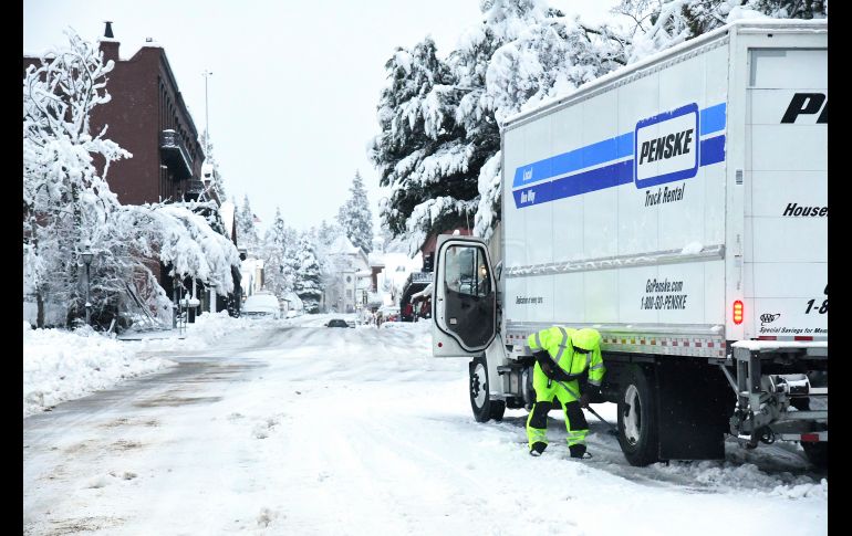 La tormenta ha tumbado árboles y líneas de transmisión eléctrica, dejando a miles de personas sin electricidad. AP/E. Funez