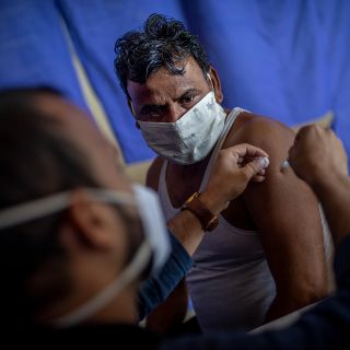 COVID: La OMS alerta un "tsunami de nuevos casos" por variante ómicron