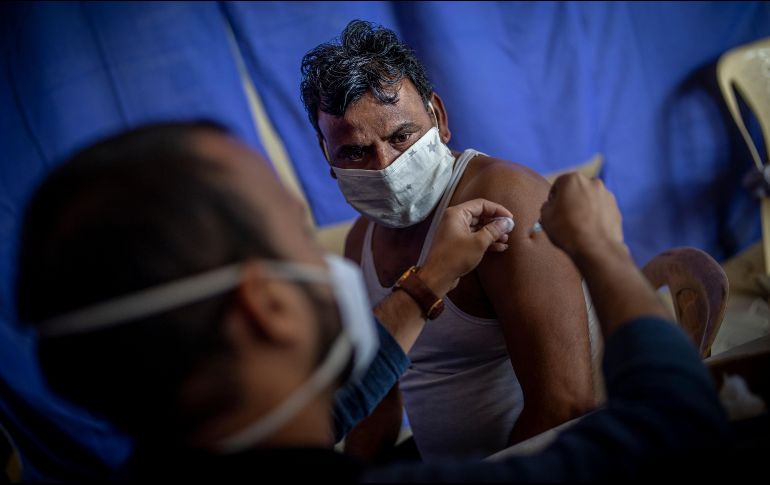 Tedros insiste en la necesidad de vacunarse contra el COVID-19 y señala que 