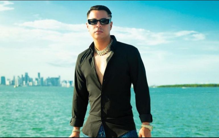 A través de las redes sociales, circulan videos donde se le ve al cantante de 27 años a bordo de una ambulancia, acostado sobre una camilla y con los ojos cerrados. ESPECIAL / INSTAGRAM