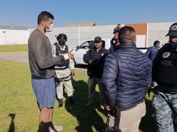 El basquetbolista Alexis Cervantes (i) se ve este miércoles en Jiquilpan, Michaocán, luego de que autoridades lo localizaron atado en un árbolo junto a un taxista que había contratado para trasladarlo a Jalisco. EFE/ Fiscalía General del Estado