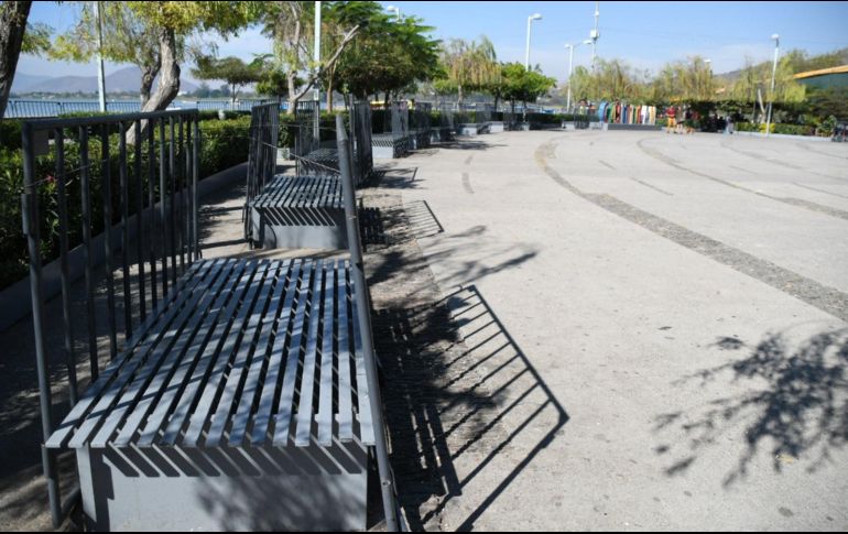 Las bancas y la barda perimetral de la laguna se cerraron con vallas metálicas para impedir que se acumulen las personas en esta área, y continúen en circulación. CORTESÍA/Gobierno de Jalisco