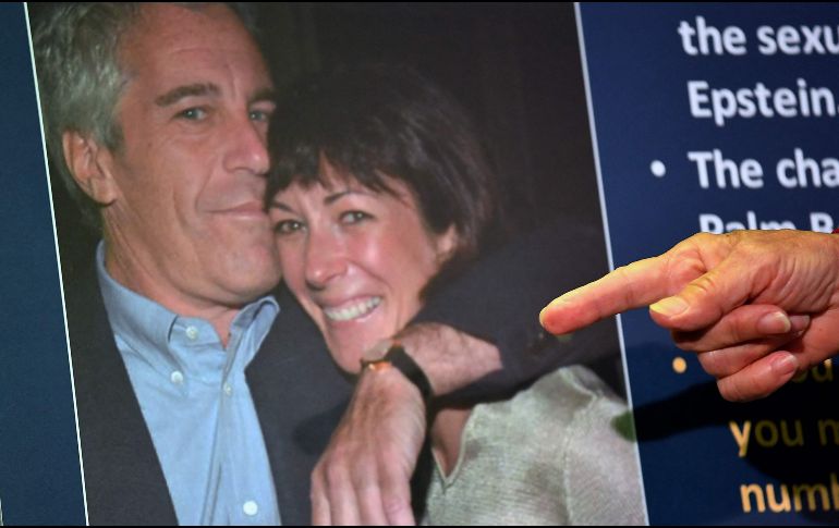 Una imagen de Jeffrey Epstein y Ghislaine Maxwell al revelarse los cargos en su contra. Maxwell fue declarada este miércoles culpable de tráfico sexual de menores. AP/ARCHIVO