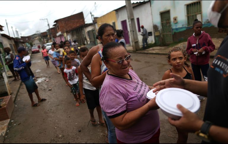 Autoridades y voluntarios distribuyen artículos de primera necesidad. AP/R. Muller