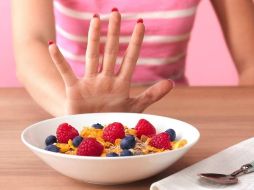 Quienes sufren ortorexia dedican mucho tiempo a informarse sobre las propiedades de los alimentos. GETTY IMAGES