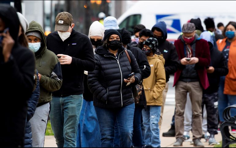 Los casos de COVID no han dejado de aumentar, la variante ómicron esta ganando terreno y las pruebas COVID han escaseado en Estados Unidos. EFE/ M. Reynolds
