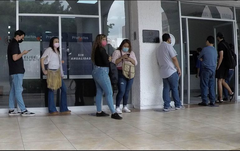 La red de cajeros automáticos y servicios de banca por internet y por teléfono están disponibles en los días y horarios que los bancos no abren. EL INFORMADOR/ARCHIVO