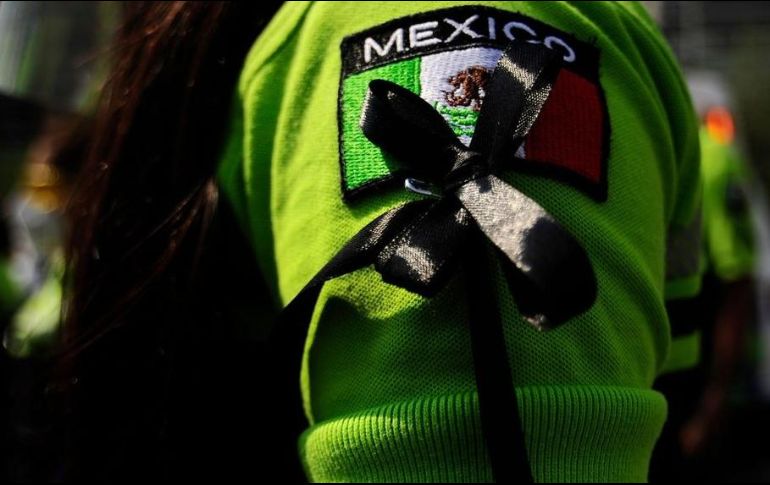 Cinta negra en el brazo de una paramédica durante un acto en memoria de los trabajadores de la salud que murieron tratando de salvar la vida de pacientes infectados con coronavirus, en mayo 2020. GETTY IMAGES