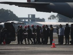 Soldados del Ejército guatemalteco reciben los cuerpos de 15 migrantes en el aeropuerto La Aurora, en Ciudad de Guatemala. EFE/E. Bercian
