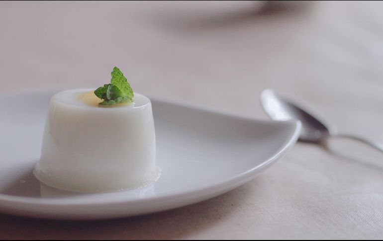 Deleita una rica gelatina de leche. ESPECIAL/Photo by Jade Seok on Unsplash.