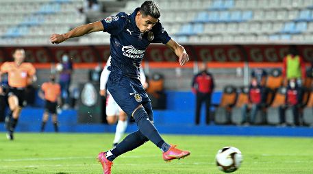 NO SORPRENDE. Uriel Antuna marcó los dos goles de su equipo ante Pachuca, pero la eliminación y su celebración, opacaron su buena actuación en aquel partido. IMAGO7