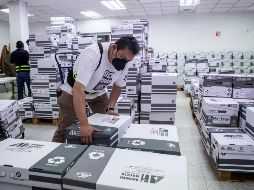 El tribunal determinó que el Consejo General del INE no tiene atribuciones ni causa justificada para posponer el proceso de revocación de mandato. En la imagen, paquetes con firmas en apoyo a la consulta. EFE/ARCHIVO