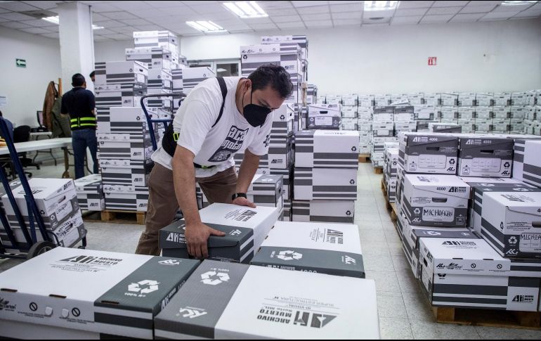 El tribunal determinó que el Consejo General del INE no tiene atribuciones ni causa justificada para posponer el proceso de revocación de mandato. En la imagen, paquetes con firmas en apoyo a la consulta. EFE/ARCHIVO