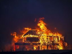 Vientos de unos 160 kilómetros por hora fueron reportados en varios lugares, dificultando el esfuerzo de los bomberos. AFP/M. Piscotty
