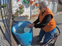 Desde el 25 de diciembre, Victoria Montoya se traslada en su andadera por las calles de Balcones de Santa María y con un pequeño bote recoge agua de un tambo. Tiene 73 años y en su casa su hijo no puede ayudarle. EL INFORMADOR/A. Camacho