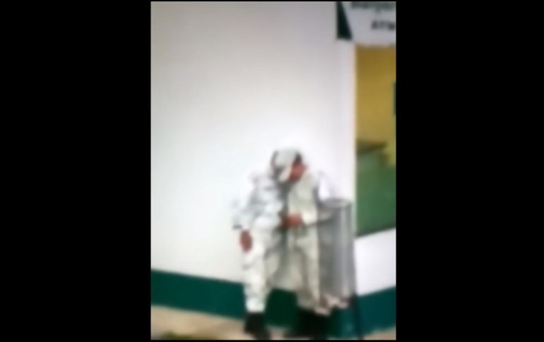 Los dos hombres envueltos en la polémica pertenecían a la Guardia Nacional. YOUTUBE / PALEMON BARRIOS HERNANDEZ