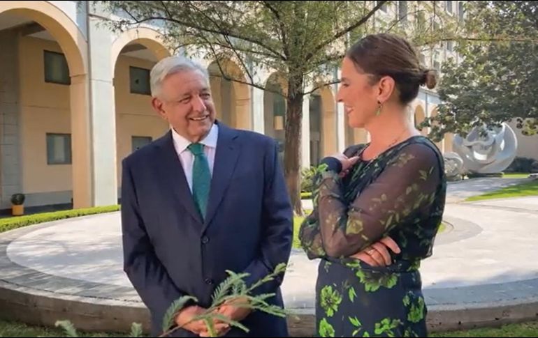 AMLO y Beatriz ofrecen su mensaje, que fue grabado en el Jardín de la Emperatriz de Palacio Nacional. TWITTER / @lopezobrador_