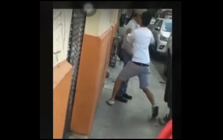 De los tres jóvenes que participan, uno graba el ataque y otro golpea al hombre adulto mayor. No se conoce el estado de salud de la víctima. TWITTER / @RojaZmg