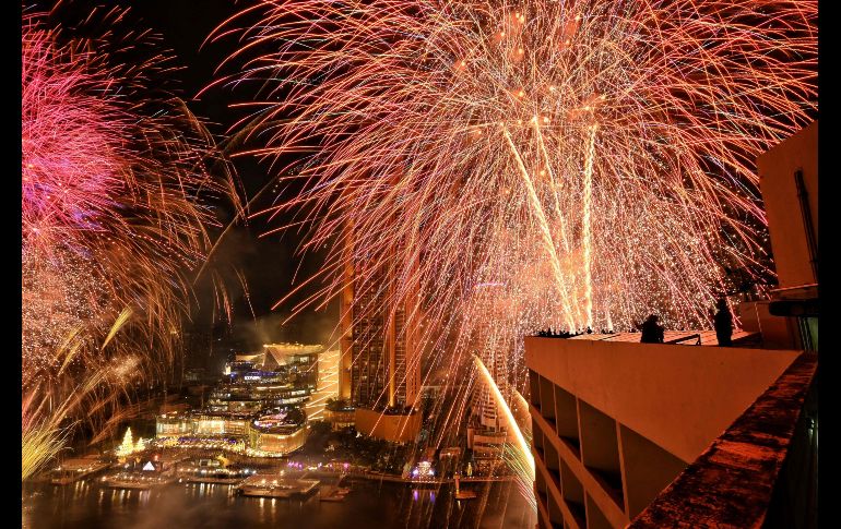 Bangkok, Tailandia, celebró así junto al río Chao Praya. AFP/L. Wuwanrumpha