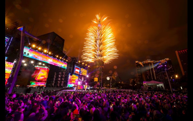 Espectáculo en el rascacielos Taipéi 101 durante las celebraciones del Año Nuevo en Taipéi, Taiwán. EFE/ R. B. Tongo