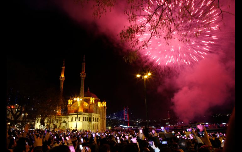 Una multitud se congrega en los alrededora de la mezquita Mecidiye en Estambul, Turquía. AP/E. Gurel