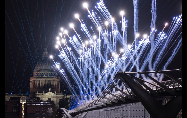 En Londres, Inglaterra, los fuegos artificiales que usualmente se desplegaban en la rueda de la fortuna London Eye se cancelaron de nuevo. Aquí, la pirotecnia sobre el puente Millennium. AP/M. Duhham